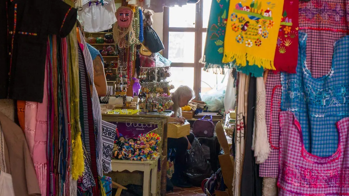 Ropa hecha a mano en la Casa de las Artesanías